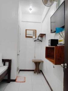 a room with a tv and a table in a room at Lang2 place in Coron
