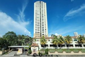 ein hohes weißes Gebäude mit Palmen davor in der Unterkunft Penthouse Aloha Tower Near Danga Bay@ 8-10Pax in Johor Bahru