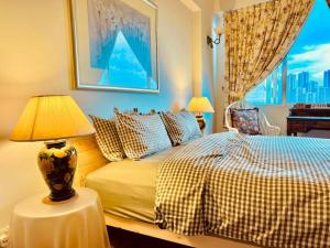 Schlafzimmer mit einem Bett und einer Lampe auf einem Tisch in der Unterkunft Penthouse Aloha Tower Near Danga Bay@ 8-10Pax in Johor Bahru + 43 Fotos