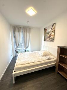 1 dormitorio con 1 cama en una habitación con ventana en Luxuriöse Loft Wohnung in Paderborn en Paderborn
