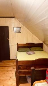 سرير أو أسرّة في غرفة في Morro Azul Chalés