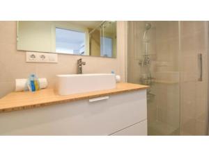 ein Badezimmer mit Waschbecken und Dusche in der Unterkunft Apartamento de 2 habitaciones en primera línea con vistas al mar in Platja de l'Arenal + 13 Fotos