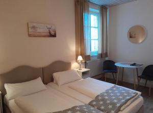 Postel nebo postele na pokoji v ubytování Hotel-Gasthof Opel