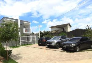 três carros estacionados em frente a uma casa em MSFlats Paripueira Aconchegante, Moderno Praia Mansa em Paripueira