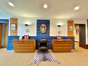 a room with two desks and a chair and a mirror at Loft de l'armateur in Fécamp