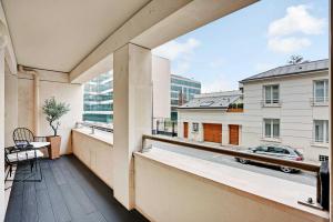 Apartamento con balcón con vistas a la calle. en Modern spacious apartment just outside Paris, en Levallois-Perret