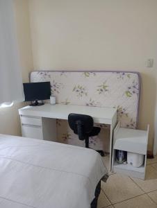 um quarto com uma secretária e um computador em Apto Olaria no Rio de Janeiro