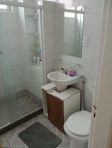 uma casa de banho com um WC, um lavatório e um chuveiro em Apto Olaria no Rio de Janeiro