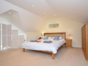 a bedroom with a large bed with blue pillows at 4 bed in Appledore 76483 in Appledore