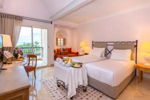 um quarto com uma cama e uma mesa com comida em The Residence Tunis em Gammarth