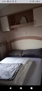 Bett in einem Zimmer mit in der Unterkunft Deluxe 3 bedroom Lyons Robin hood oaklands with free wifi free sky in Meliden