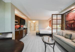 een hotelkamer met een bed en een woonkamer bij Beautiful Strip View Studio In LV in Las Vegas
