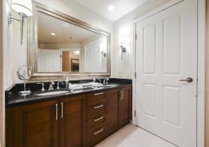 La salle de bains est pourvue d'un lavabo et d'un miroir. dans l'établissement Beautiful Strip View Studio In LV, à Las Vegas