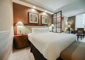 une chambre d'hôtel avec un grand lit et un salon dans l'établissement Beautiful Strip View Studio In LV, à Las Vegas