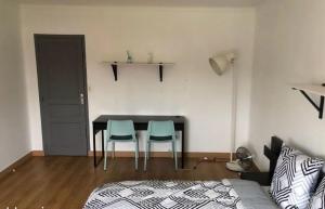 um quarto com uma mesa e duas cadeiras e uma cama em Villa Pro em Poilly-lez-Gien