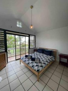 ein Schlafzimmer mit einem großen Bett in einem Zimmer mit Fenstern in der Unterkunft *NEW CampoMar Beachfront 2Bdrm Villa in Arroyo in Arroyo