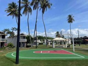 Tenis a/nebo squash v ubytování *NEW CampoMar Beachfront 2Bdrm Villa in Arroyo nebo okolí