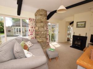 sala de estar con sofá y chimenea de piedra en 1 bed in Wolsingham 36675, en Wolsingham