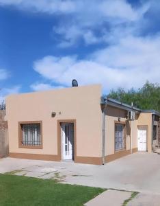 un gran edificio blanco con garaje en Departamento céntrico San Rafael en San Rafael