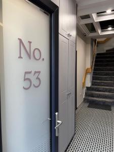 una puerta sin señal en un pasillo en 53 Luxury Accommodation, en Maynooth