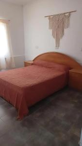 1 dormitorio con 1 cama con edredón rojo en Departamento céntrico San Rafael en San Rafael
