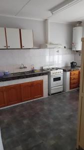 cocina con fogones y fregadero en Departamento céntrico San Rafael en San Rafael