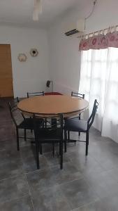 drewniany stół i krzesła w pokoju w obiekcie Departamento céntrico San Rafael w mieście San Rafael