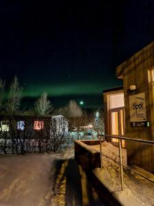 una imagen de la aurora boreal en el cielo en Spói Guesthouse, en Hvolsvöllur