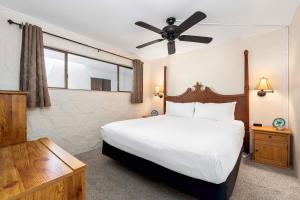 Un dormitorio con una cama y un ventilador de techo. en Casa de Emdeko 225, en Kailua-Kona 31 fotos más