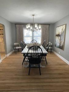 uma sala de jantar com mesa e cadeiras em The Warm & Inviting Place em Sioux Falls