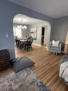 uma sala de estar com uma mesa e cadeiras em The Warm & Inviting Place em Sioux Falls