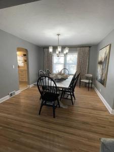 a dining room with a dining table and chairs at The Warm & Inviting Place in Sioux Falls