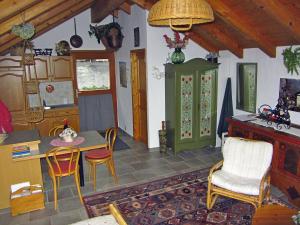 eine Küche mit einem Tisch und Stühlen im Zimmer in der Unterkunft Studio La Stalla in Aurigeno