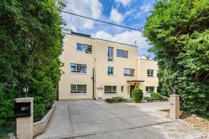 an exterior view of a house with trees at Villa 10 min bus to Oxford train in Oxford