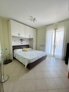 Ένα ή περισσότερα κρεβάτια σε δωμάτιο στο Leto Apartment