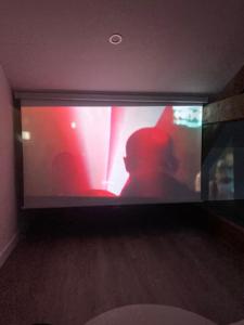TV con una persona en una pantalla en una habitación en La chambre coliving proche gare en Agen