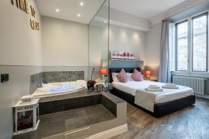 Cherubini Palace Thematic Apartment في فلورنسا: غرفة نوم مع حوض كبير وسرير وحوض استحمام