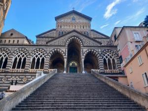 un grande edificio con scale che lo conducono di Villa Bianca a Tramonti