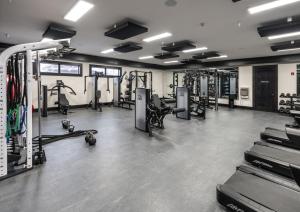 un gimnasio con varias cintas de correr y máquinas en Corporate Housing by MGM, en Whitestown