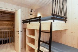 Zimmer mit 2 Etagenbetten und einer Leiter in der Unterkunft Haus Greates in Forchach