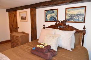 um quarto com uma cama com uma cabeceira de madeira em River Avon Retreat - A Rustic Gem On The Riverbank em Fordingbridge