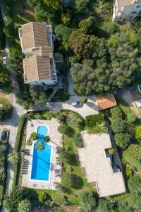 Cette chambre offre une vue sur une maison dotée d'une piscine. dans l'établissement Gerekos Island Apartments, à Kontokali