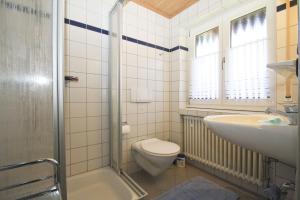 Koupelna v ubytování Beim Wiesenhansen inkl. Chiemgaukarte + 49 fotografií