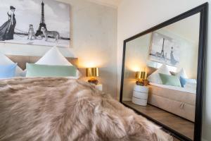 Un pat sau paturi într-o cameră la RüSuite - Messe Essen I King Size Bed I 75 Zoll TV