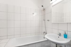 O baie la RüSuite - Messe Essen I King Size Bed I 75 Zoll TV +4 fotografii