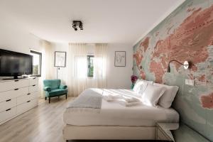 1 dormitorio con 1 cama grande y TV en Luxury Villa with a pool in the city - No Parties Allowed, en Lisboa