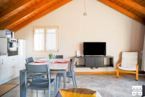 eine Küche und ein Esszimmer mit einem Tisch und Stühlen in der Unterkunft COLOMBERA by Design Studio in Bellano