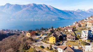 uma cidade na margem de um lago em frente às montanhas em COLOMBERA by Design Studio em Bellano