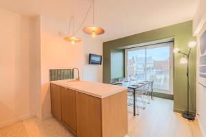 TV a/nebo společenská místnost v ubytování 3 bedroom apartment on the Grand Place