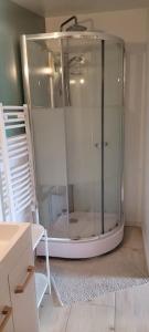 una doccia in vetro nell'angolo di una stanza di Chambre indépendante chez l'habitant à la campagne proche bordeaux et l'ange bleu a Gauriaguet